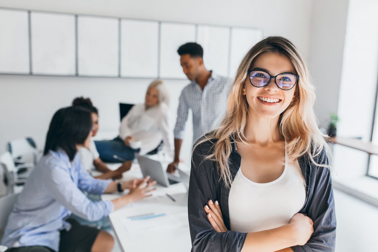 A business owner working with a social media marketing professional in Montgomery County, TN.